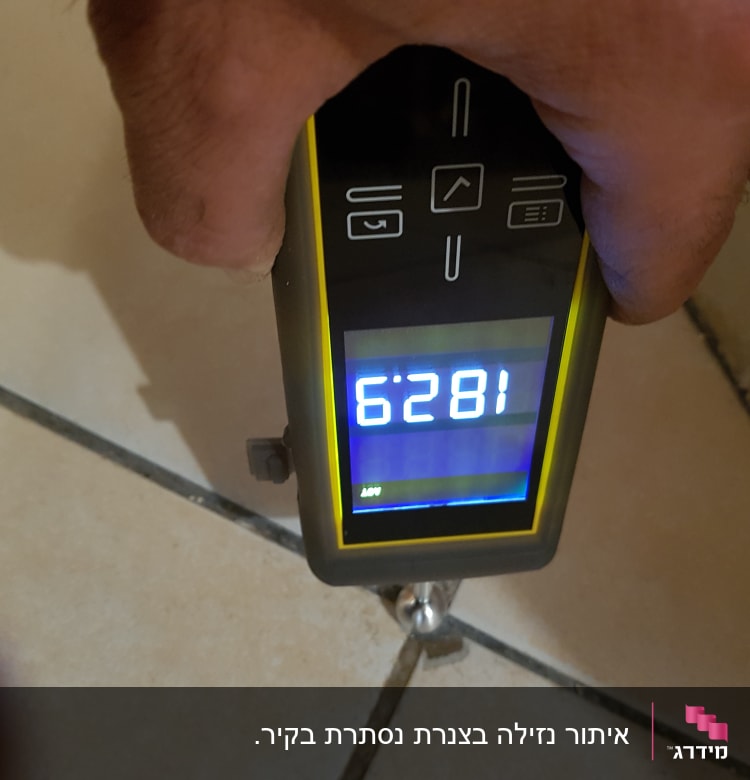 מד לחות דיגיטלי מציג מספר על רצפה